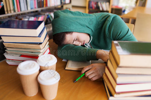 学术的睡着的书书架男孩