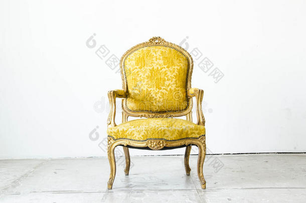 古典风格的金色沙发沙发在老式房间