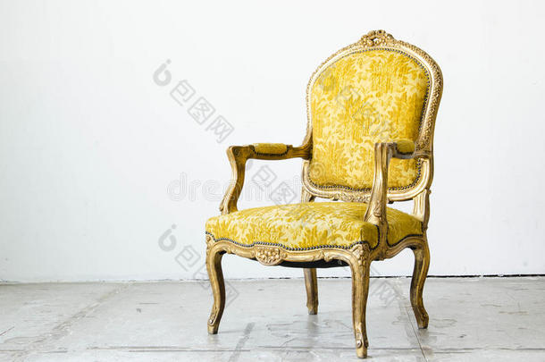 古典风格的金色沙发沙发在老式房间