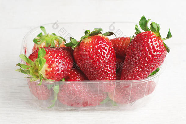 塑料包装的新鲜草莓