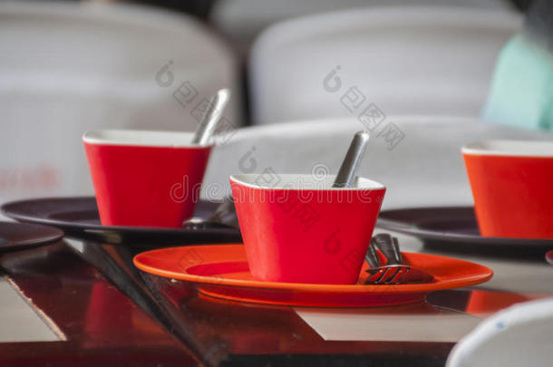 黑色和红色盘子和杯子，不锈钢叉子和勺子