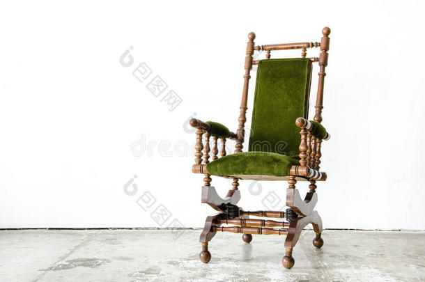 古典风格的<strong>摇椅</strong>，白色背景上有绿色的羊毛
