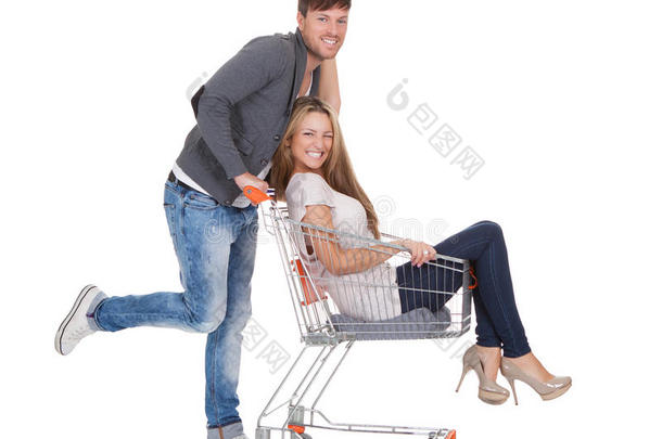 男人和妻子在手推车里购物