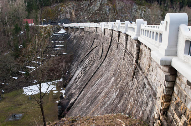 气候丰富多彩的混凝土建设乡村