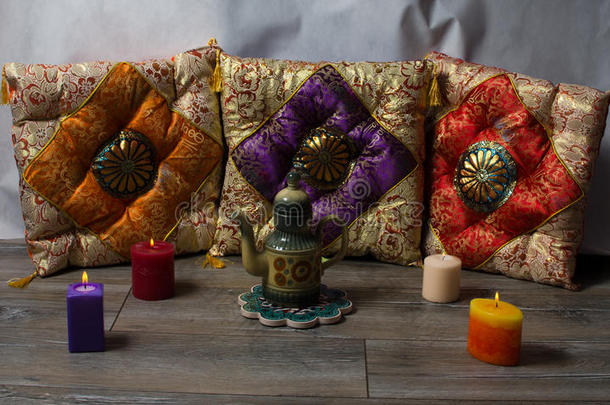 五颜六色的垫子在东方风格的陶瓷茶壶和彩色