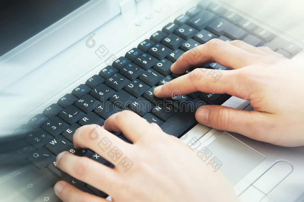 双手在办公室的电脑键盘上打字