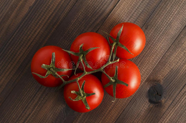 桌上的新<strong>鲜西红柿</strong>