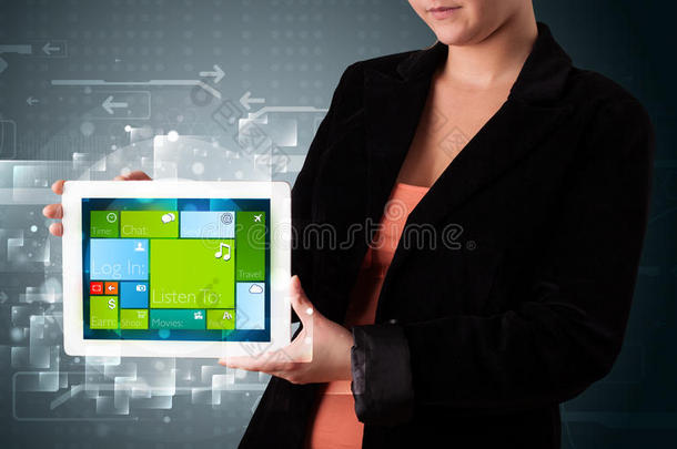 具有现代软件操作系统的女士手持平板电脑