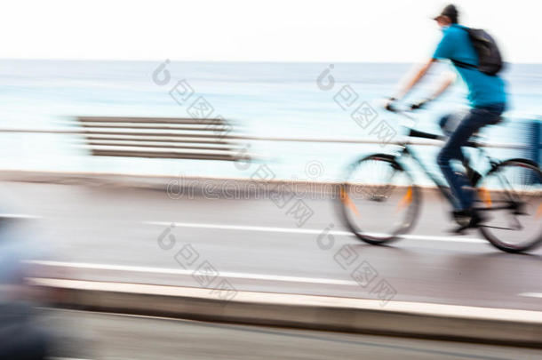 在城市自行车道上快速行驶的运动模糊骑车人