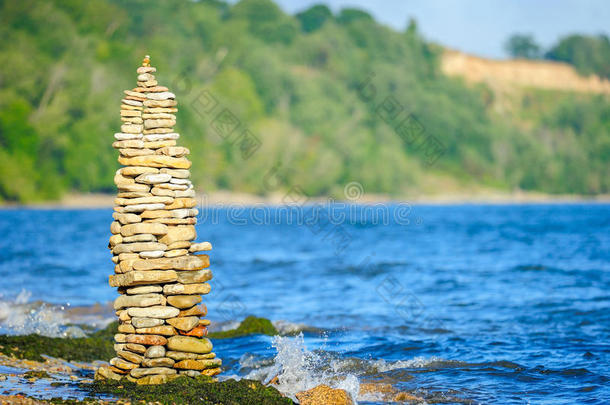 平衡平衡的海滩巨石凯恩