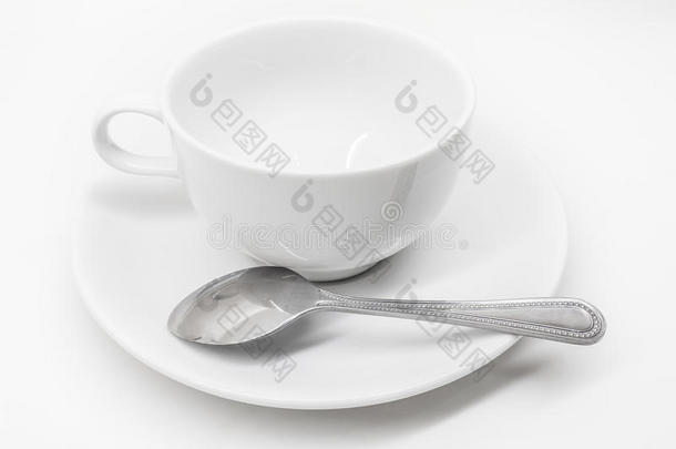 一个白色的陶瓷杯，上面有<strong>碟子</strong>和银茶匙
