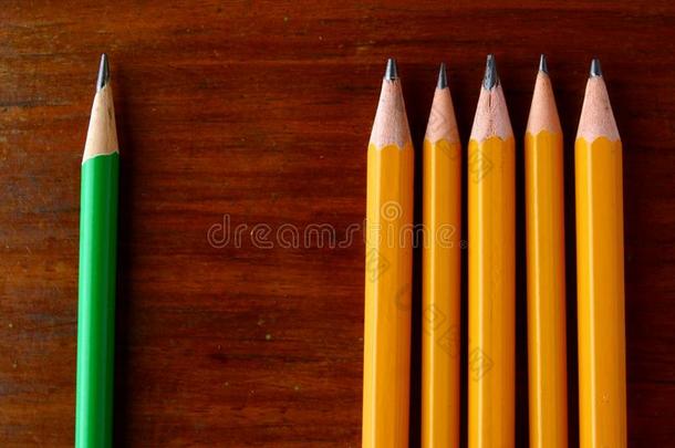 五支黄色铅笔和一支绿色铅笔