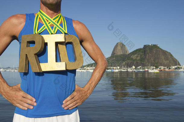 里约奥运金牌运动员站在伊帕内马海滩