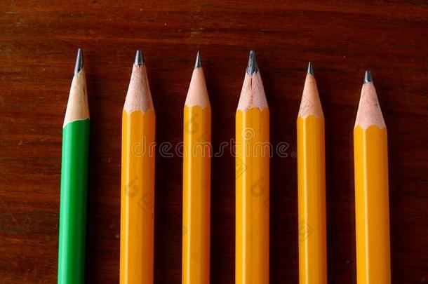 五支黄色铅笔和一支绿色铅笔