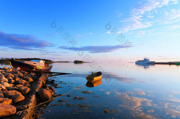 大索洛韦茨基岛沿岸的船只和客轮