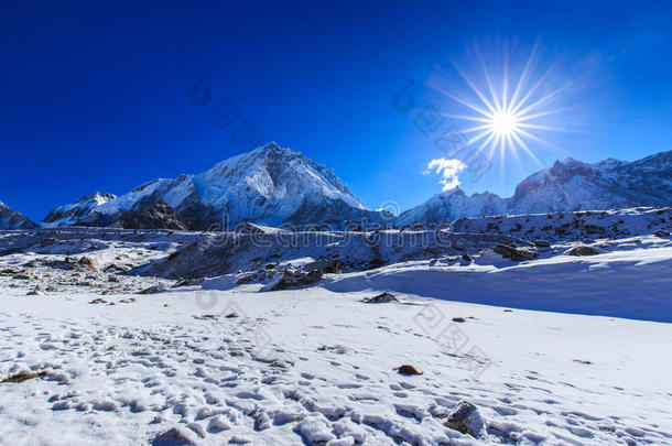 尼泊尔<strong>喜马拉雅</strong>山脉的山景