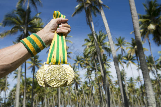 运动员手握金牌棕榈树