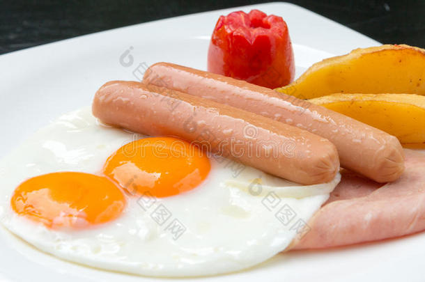早餐用煎<strong>鸡蛋</strong>，香肠，西红柿，<strong>土</strong>豆炒在白盘上