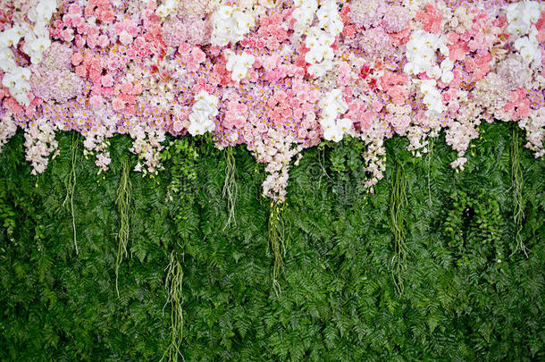 背景粉红花和绿叶安排婚礼仪式