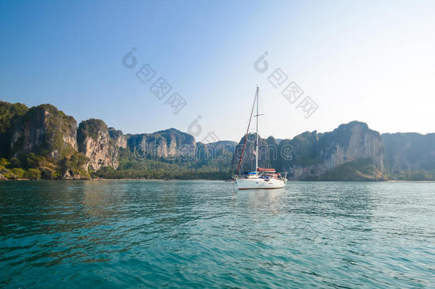 <strong>碧水蓝天</strong>和游艇。 泰国克拉比省的海滩。