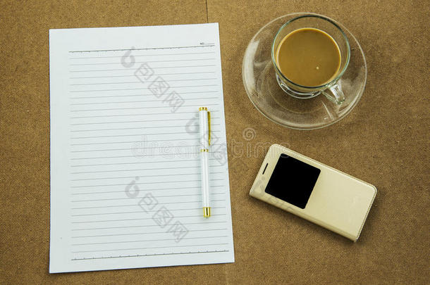 白纸与智能手机笔和咖啡杯在木桌上，商业理念