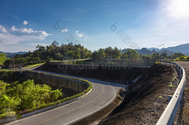 大坝道路