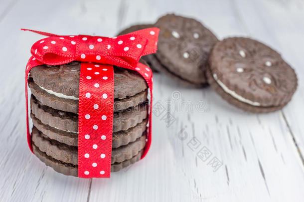 巧克力饼干用红丝带绑在一起