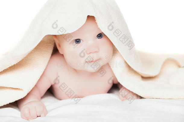 洗澡后毛巾下面的可爱宝宝