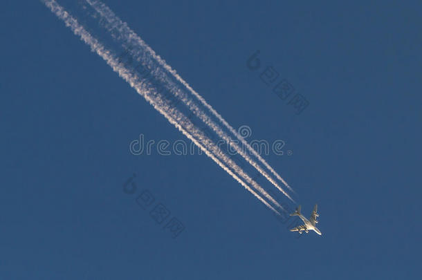 一架380架喷气式客机划过天空