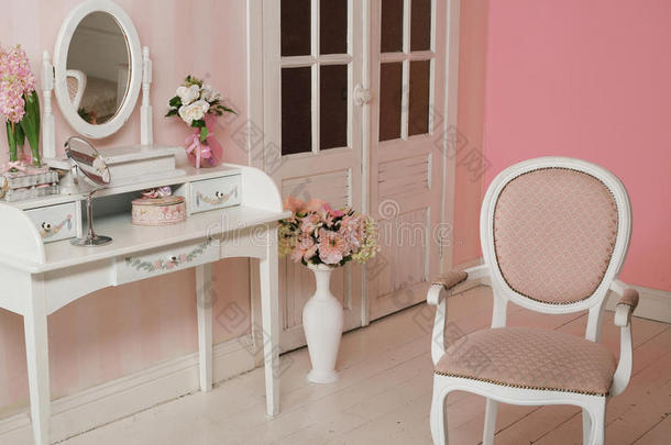 舒适时尚的复古角落的卧室与鲜花