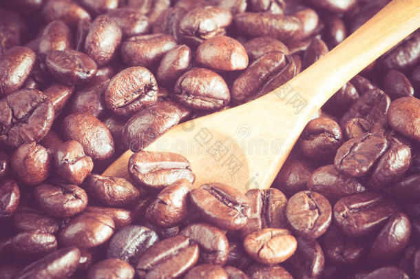 咖啡豆在木制勺子与过滤效果<strong>复古复古</strong>