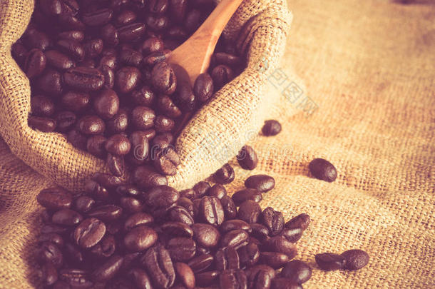 咖啡豆在木制勺子与过滤效果<strong>复古复古</strong>
