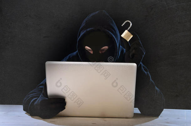 具有计算机和锁定黑客系统的网络犯罪概念中的危险黑客