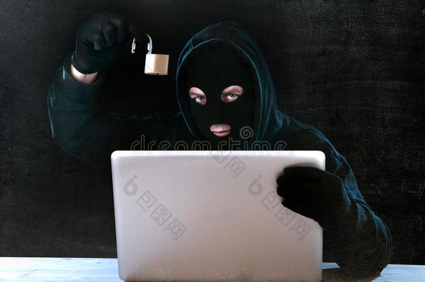具有计算机和锁定黑客系统的网络犯罪概念中的危险黑客