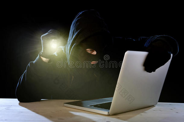 电脑笔记本电脑手持手电筒黑客系统的专家黑客
