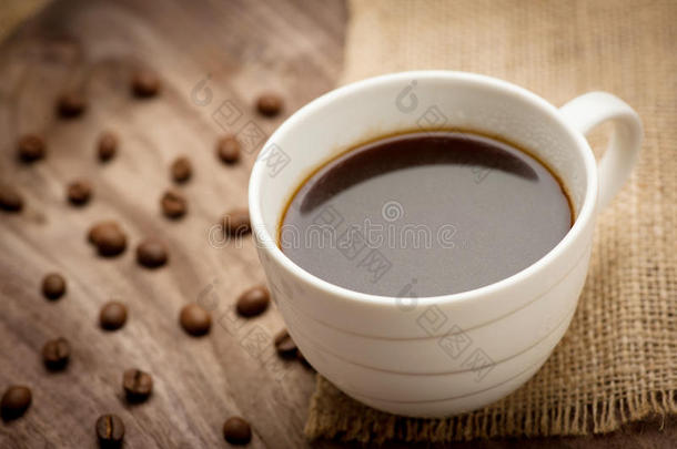 一杯黑咖啡放在木桌上