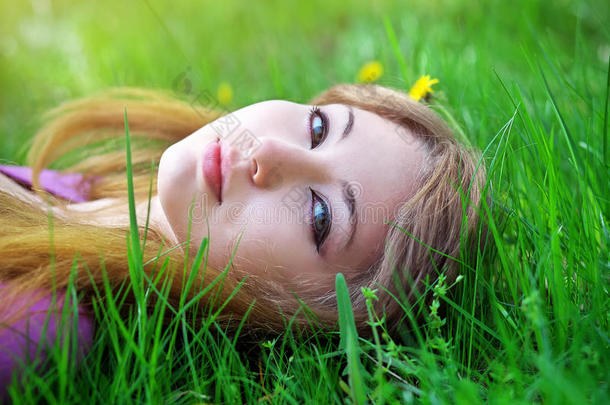 美丽的女孩躺在草地上<strong>放</strong>松