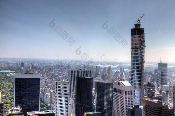 曼哈顿的一个小脚印或瘦小的摩天大楼