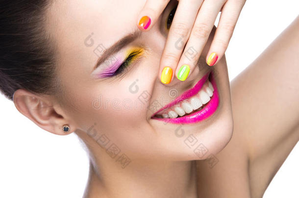 美丽的模特女孩，色彩鲜艳的化妆和指甲油在夏天的形象。 美丽的脸。 短的彩色指甲。
