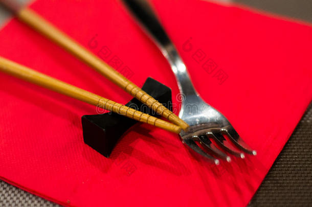 中国棍子和叉子在红色的伺服器上