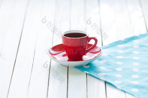 波尔卡点餐巾纸上的咖啡或茶