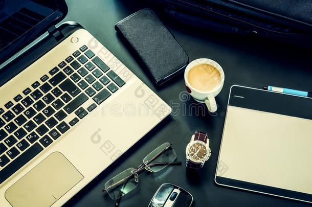 商务笔记本，电脑，电话，眼镜，商务袋