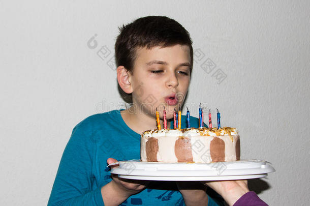 生日蛋糕。 蜡烛生日快乐男孩祝贺孩子