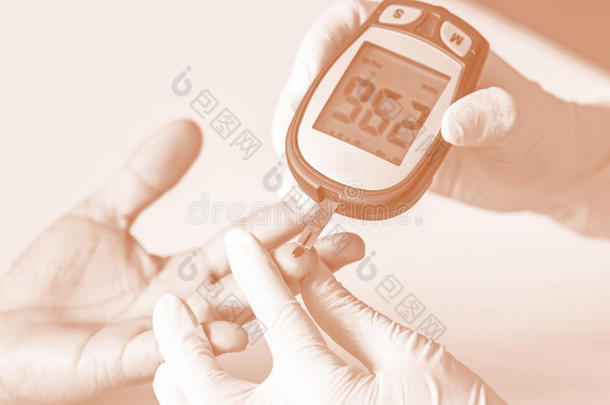 血糖仪，血糖值是在手指上测量的