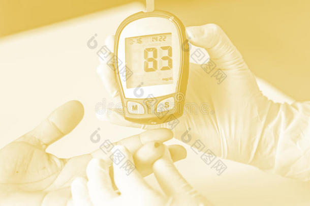 <strong>血糖仪</strong>，<strong>血糖</strong>值是在手指上测量的