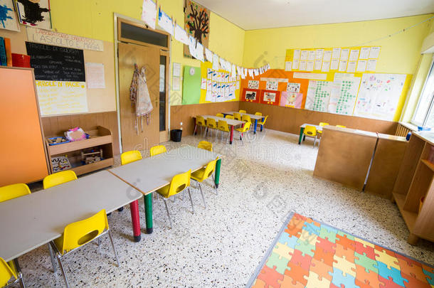 幼儿园的教室，有桌子和小黄椅