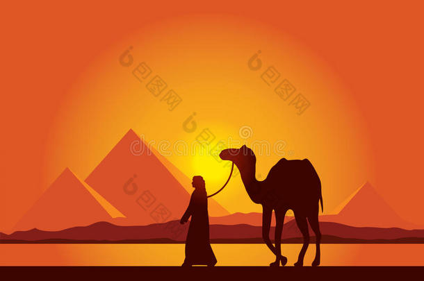 埃及大金字塔与骆驼商队在日落背景