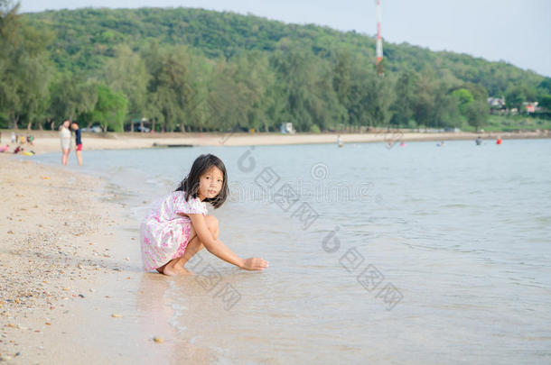 亚洲孩子泰国女孩在海滩上玩暑假