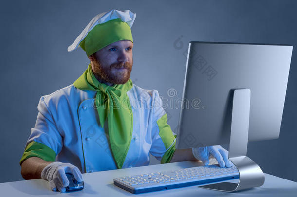 厨师厨师在电脑上用键盘和鼠标工作