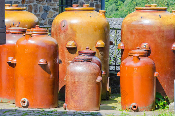 古代的棕色的水桶煅<strong>烧水</strong>瓶